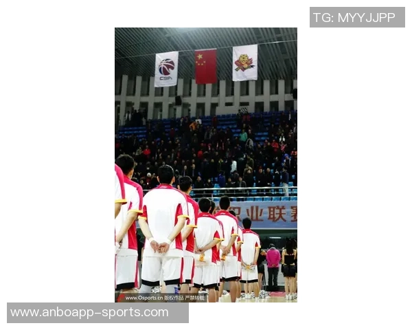 赛前升旗仪式上香港球员徐远征闭眼沉思引发热议